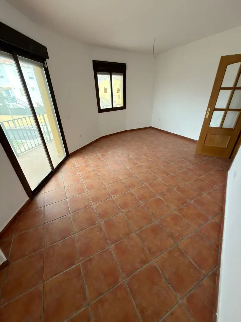 Piso en venta en Alcaucín con Terraza, Horno y Piscina comunitaria