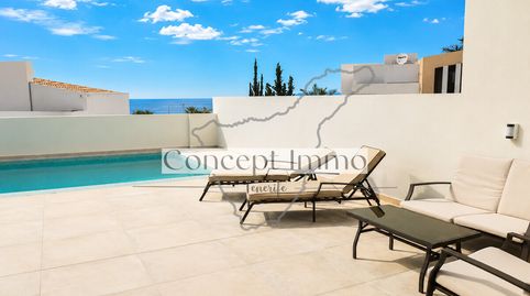 Casa adosada de lujo, amueblada, amplia terraza, piscina PRIVADA y aparcamiento propio en La Caleta!