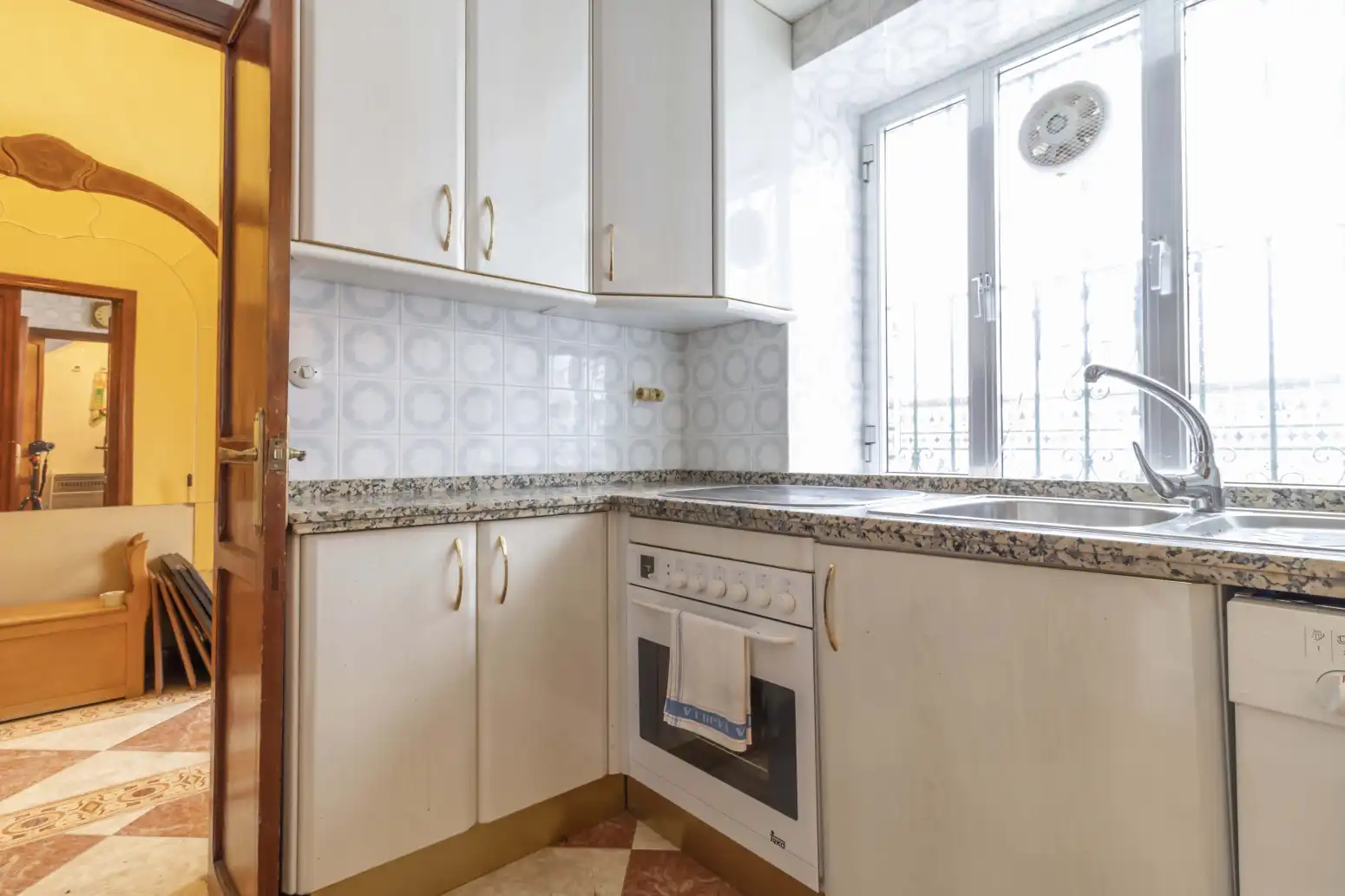 Cuina de Casa adosada en venda en Villanueva del Río y Minas amb Aire condicionat, Terrassa i Balcó