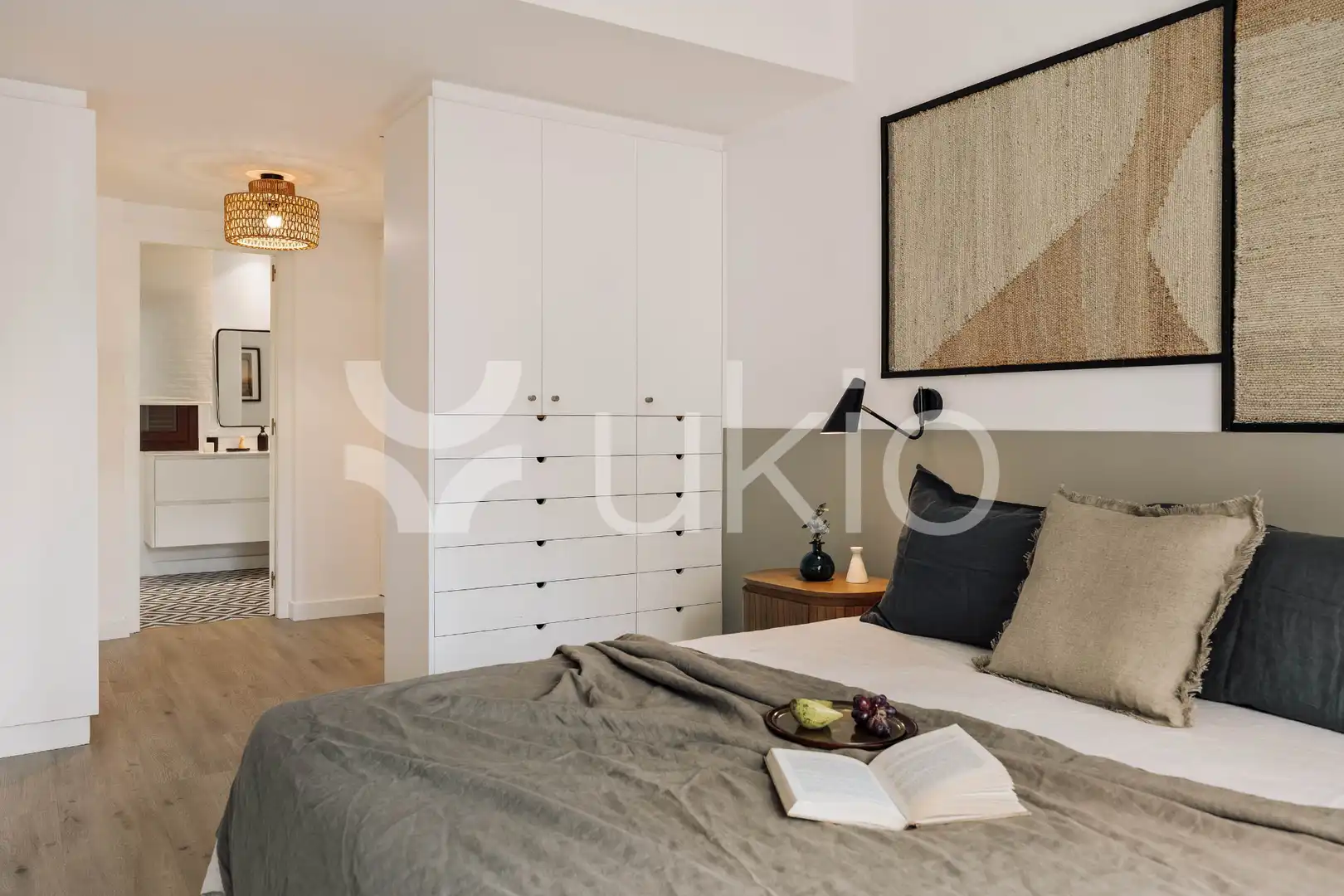 Dormitori de Apartament de lloguer en Barcelona amb Aire condicionat, Calefacció i Moblat