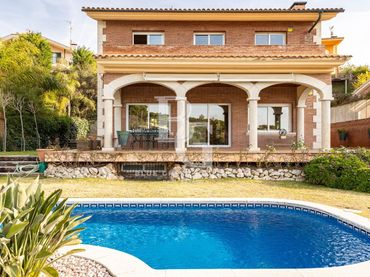 Casa con piscina in vendita a Les Bilbenyes