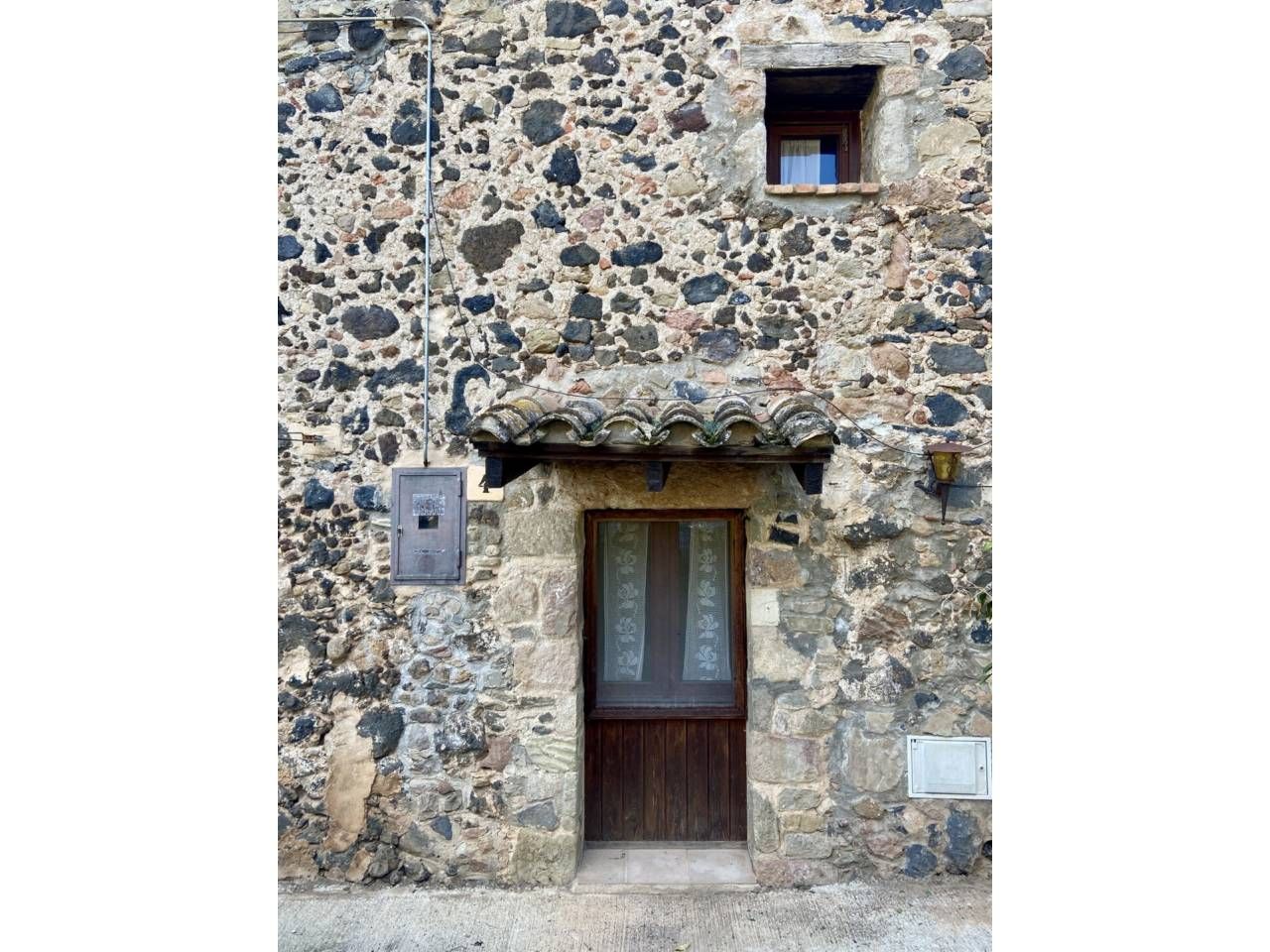 Vista exterior de Casa adosada en venda en Santa Pau amb Jardí privat