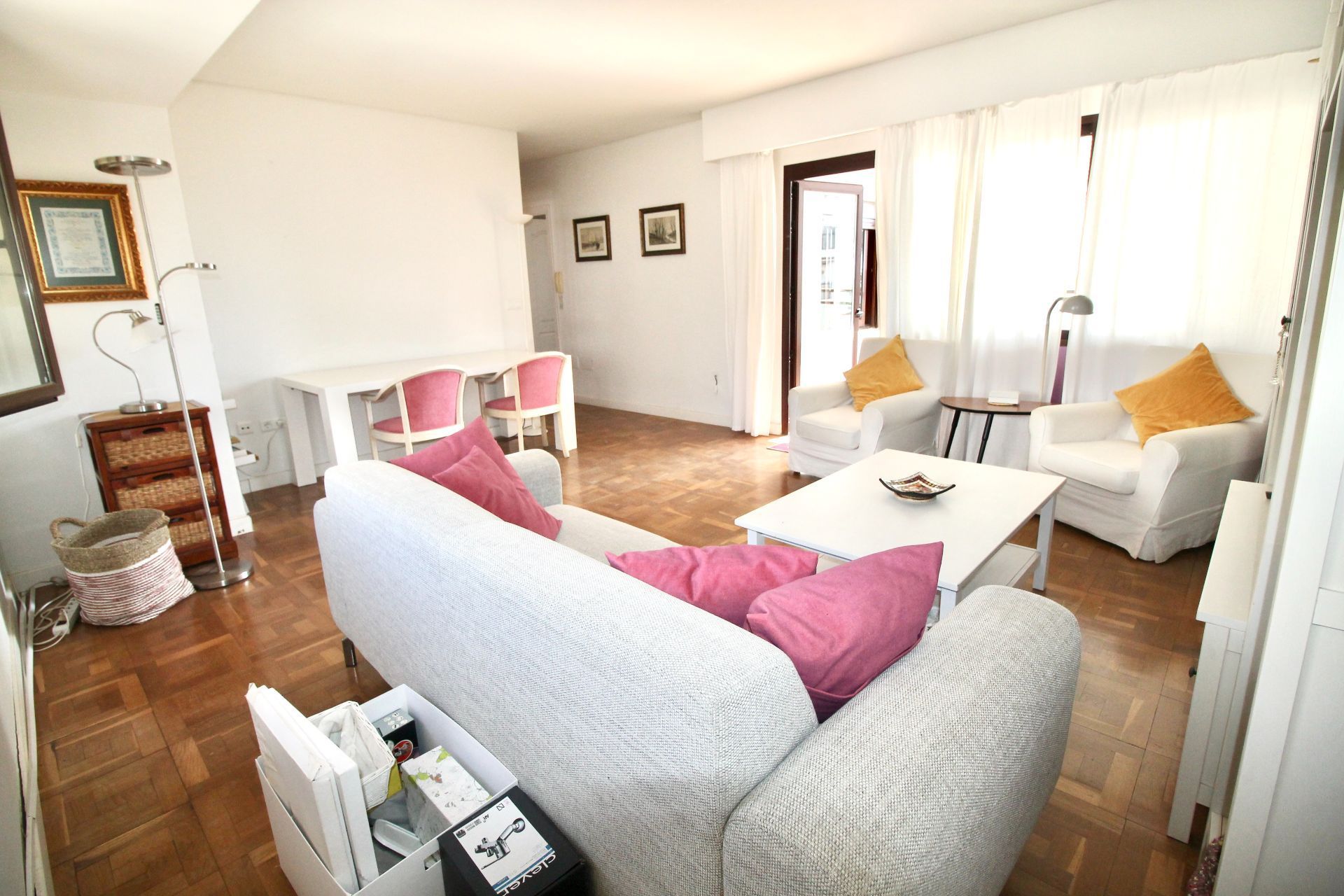 Sala d'estar de Apartament de lloguer en Benalmádena amb Aire condicionat, Terrassa i Moblat