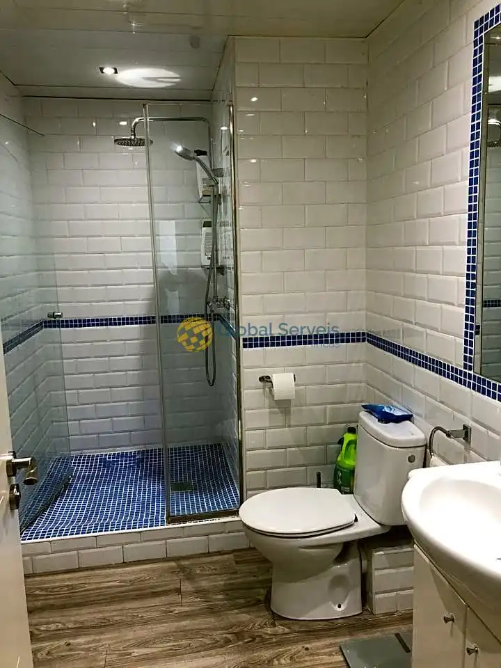 Badezimmer von Geschaftsraum zum Verkauf in Barcelona mit Klimaanlage