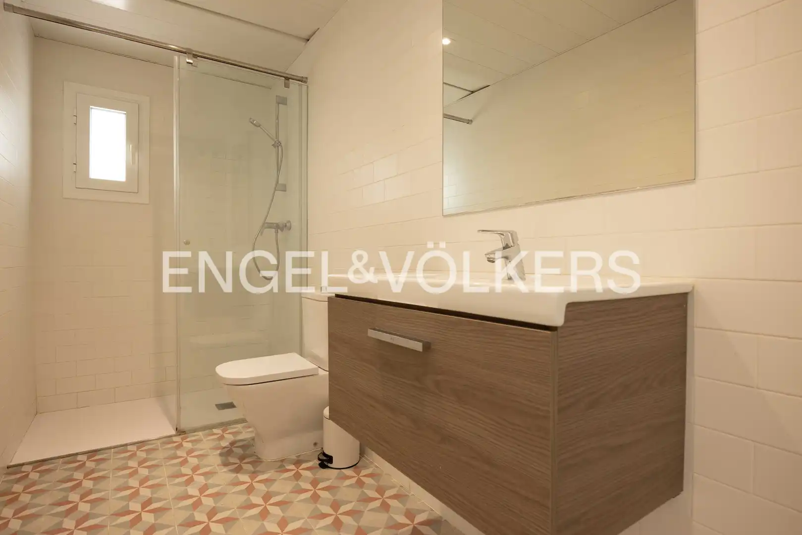 Badezimmer von Erdgeschoss zum Verkauf in Barcelona mit Klimaanlage, Heizung und Parkett