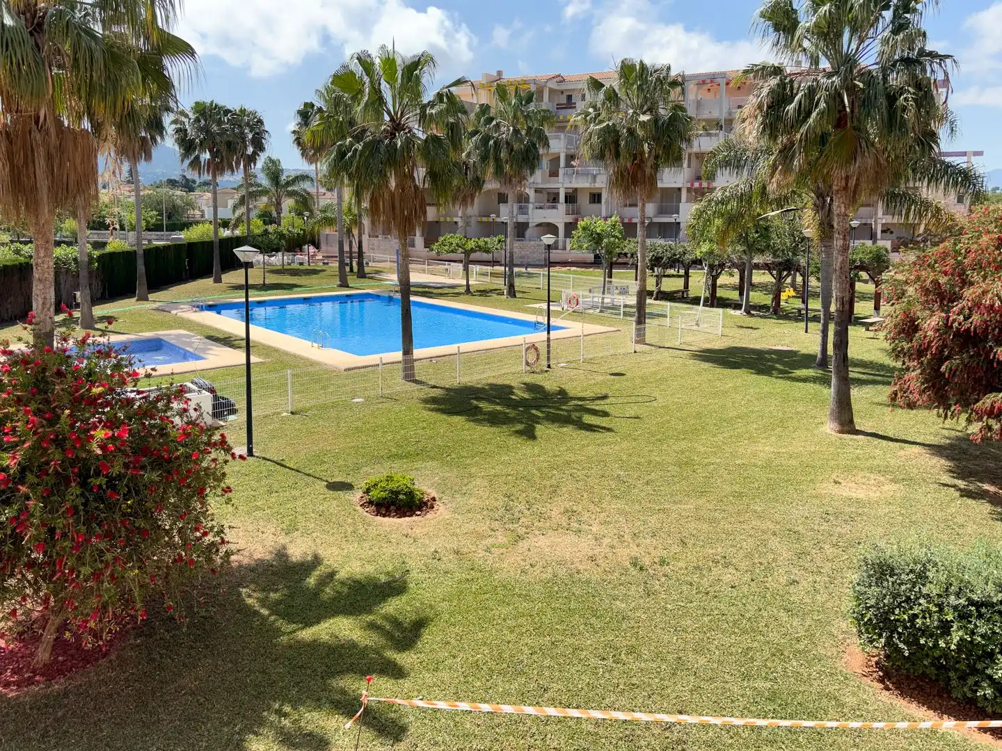 Piscina de Apartament en venda en Dénia amb Aire condicionat, Calefacció i Jardí privat