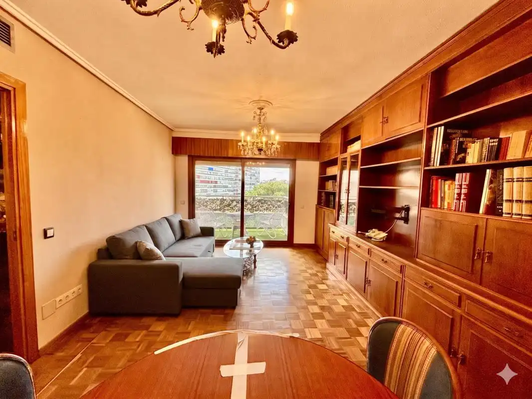 Sala de estar de Piso de alquiler en Madrid con Aire acondicionado, Calefacción y Jardín privado
