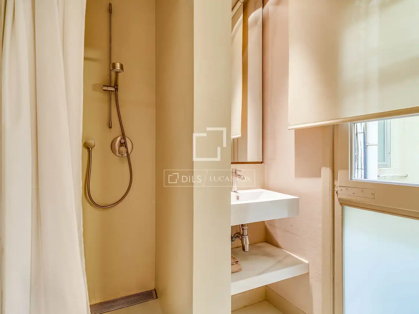 Baño de Piso en venta en Barcelona con Aire acondicionado, Terraza y Amueblado