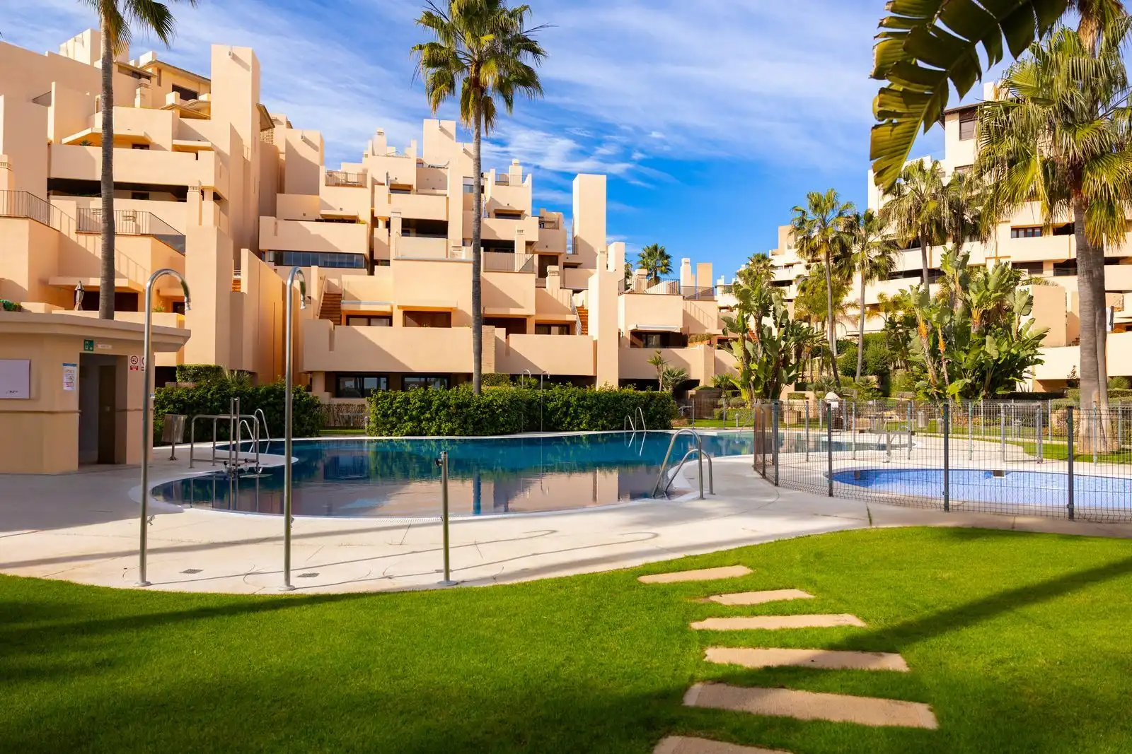 Vista exterior de Apartamento en venta en Estepona con Aire acondicionado, Terraza y Amueblado