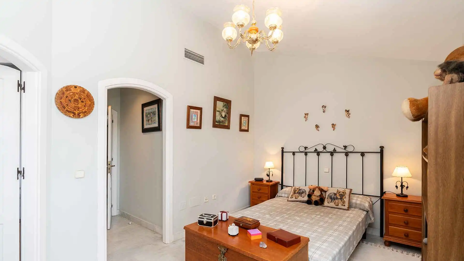 Dormitori de Casa adosada en venda en Marbella amb Aire condicionat, Jardí privat i Terrassa
