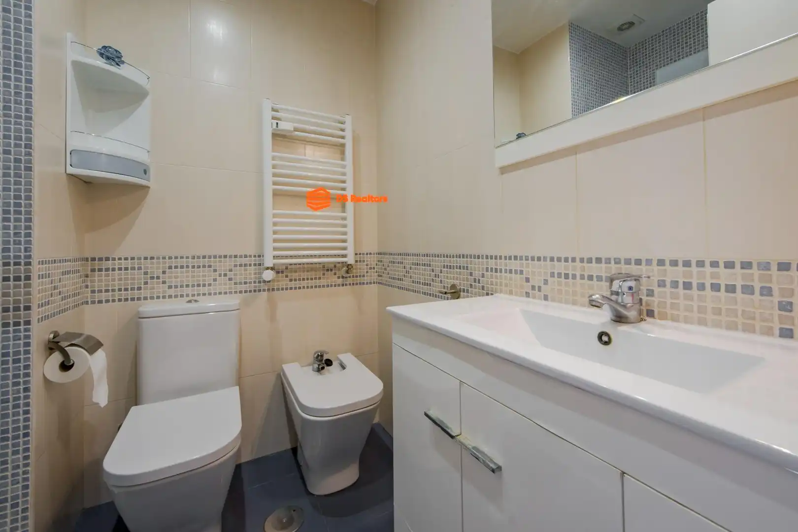Bathroom of Flat for sale in Madrid  with Air Conditioner, Heating and Parquet flooring