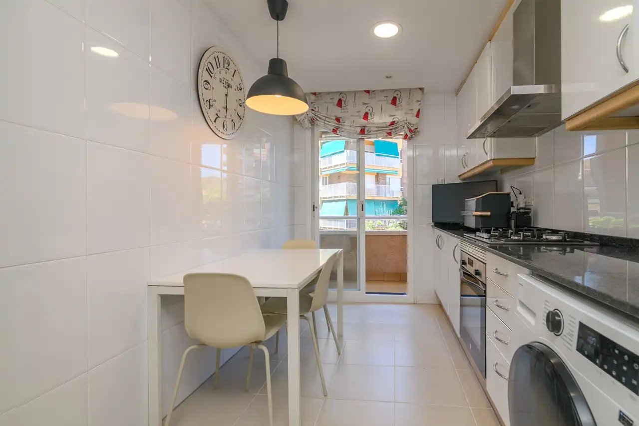 Küche von Wohnung zum Verkauf in Gavà mit Klimaanlage, Heizung und Balkon