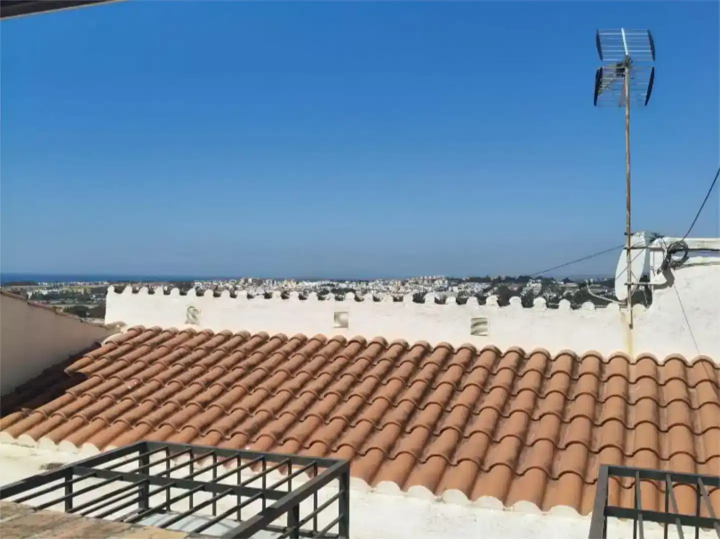 Vista exterior de Casa o xalet en venda en Marbella amb Aire condicionat