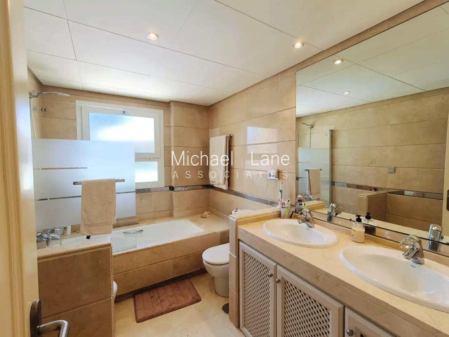 Badezimmer von Erdgeschoss zum Verkauf in Sotogrande mit Klimaanlage, Privatgarten und Terrasse