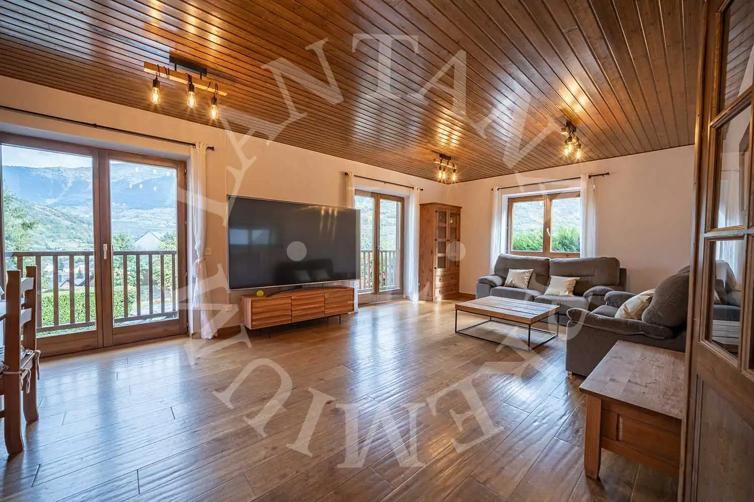 Sala de estar de Casa adosada en venta en Vielha e Mijaran con Calefacción, Jardín privado y Parquet