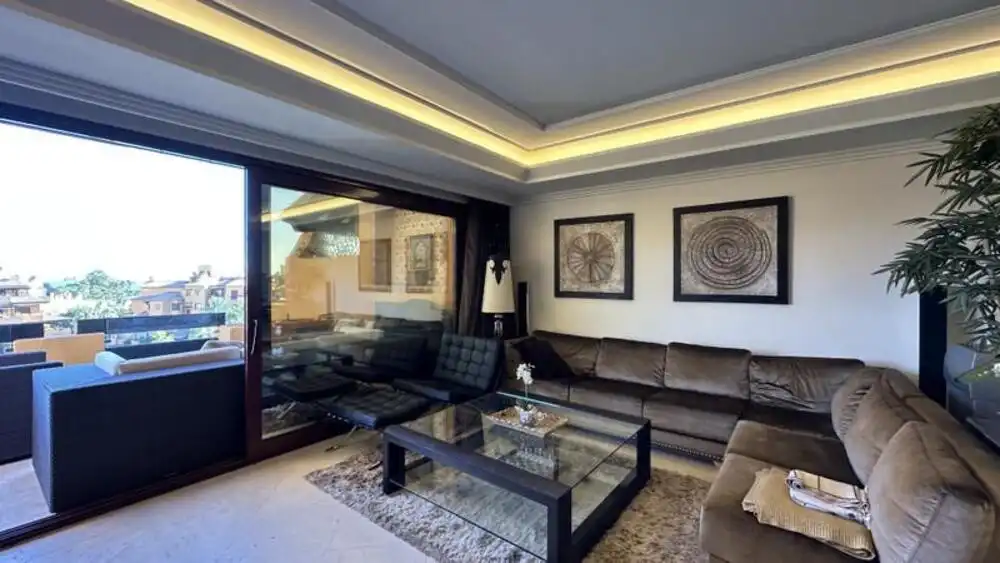 Sala d'estar de Apartament de lloguer en Estepona amb Aire condicionat, Terrassa i Piscina