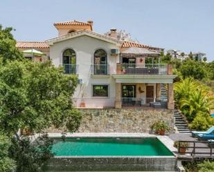 Vista exterior de Casa o xalet en venda en Estepona amb Aire condicionat, Jardí privat i Terrassa