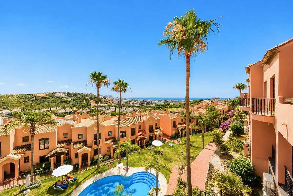 Vista exterior de Casa adosada en venta en Estepona con Aire acondicionado, Terraza y Alarma