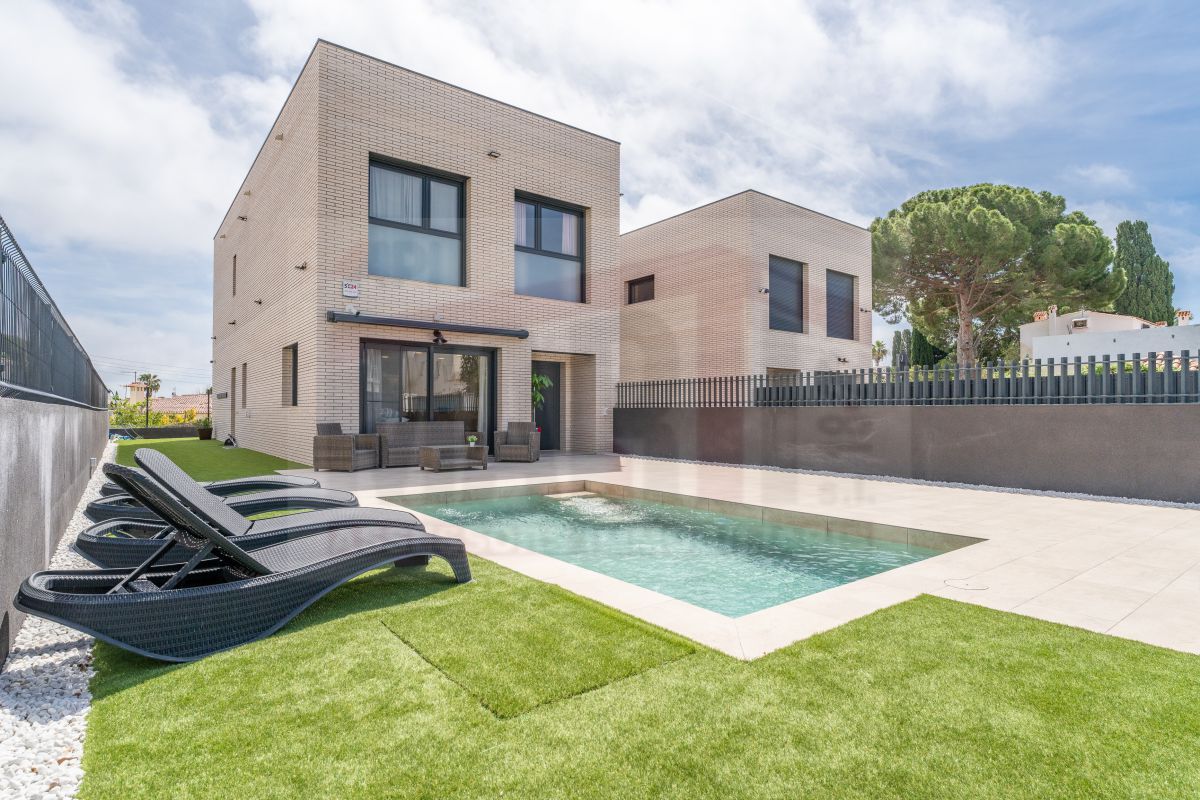 Exterior view of House or chalet for sale in Cambrils  with Air Conditioner, Heating and Private garden