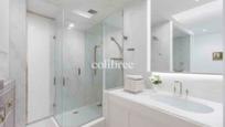 Bathroom of Flat for sale in  Barcelona Capital  with Air Conditioner, Heating and Oven