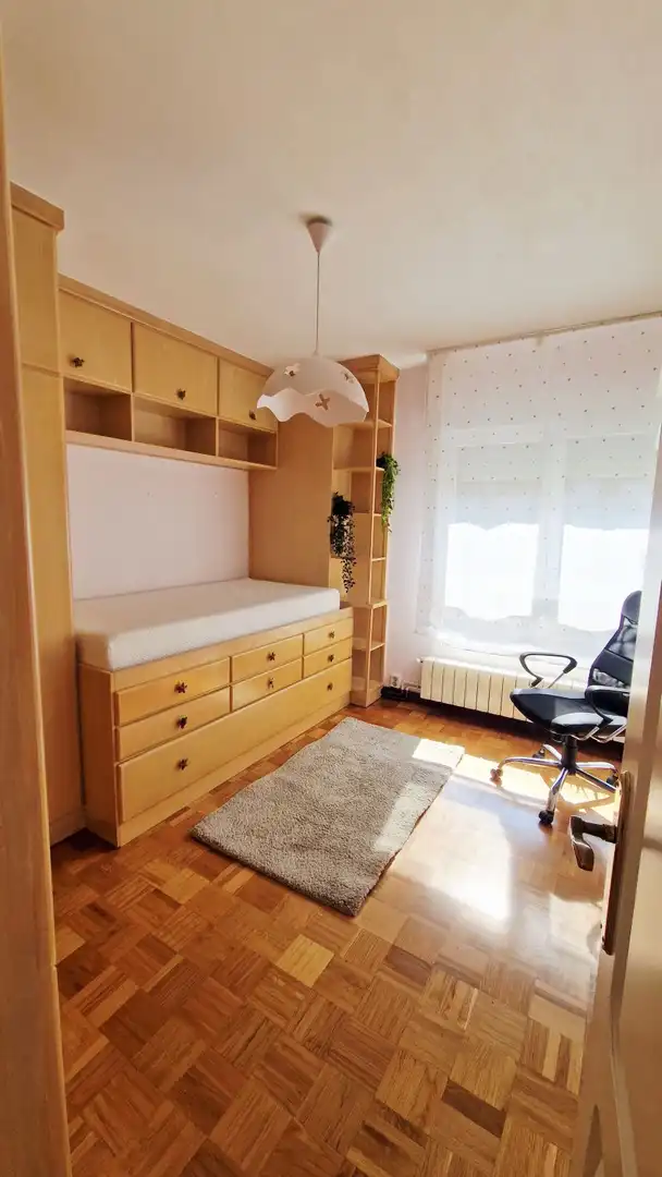 Habitación de Piso de alquiler en Torrelavega  con Calefacción, Amueblado y Balcón