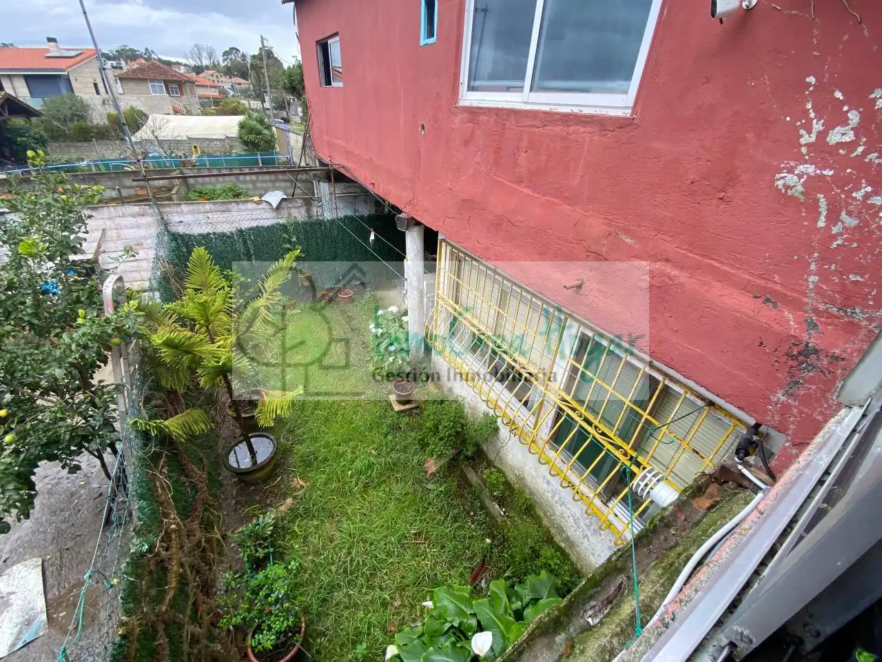 Außenansicht von Einfamilien-Reihenhaus zum Verkauf in Vigo  mit Heizung, Terrasse und Abstellraum