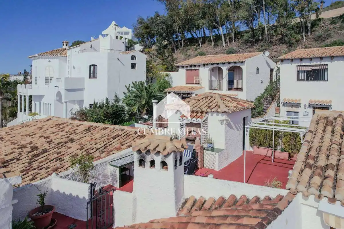 Vista exterior de Casa o xalet en venda en Salobreña amb Terrassa, Internet i Piscina comunitària