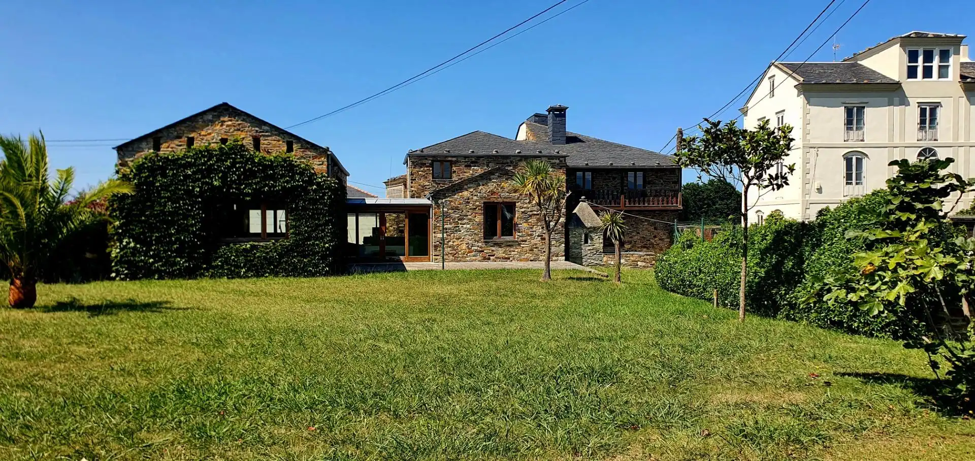 Vista exterior de Casa o xalet en venda en Tapia de Casariego amb Calefacció, Jardí privat i Terrassa
