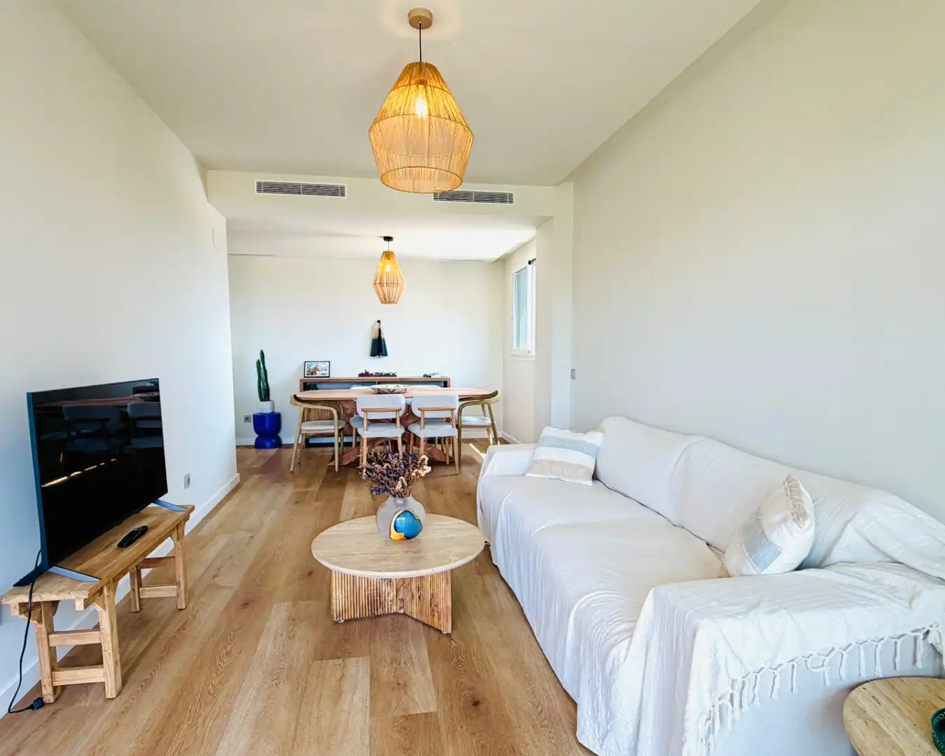 Sala d'estar de Apartament de lloguer en Sitges amb Aire condicionat, Calefacció i Jardí privat