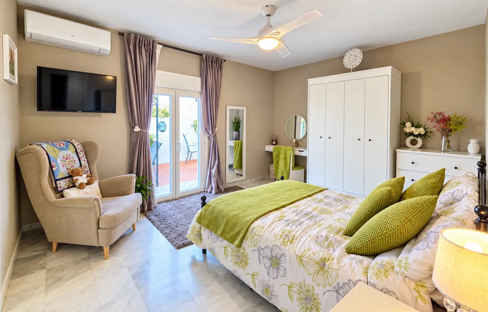 Bedroom of Houses for sale in La Duquesa