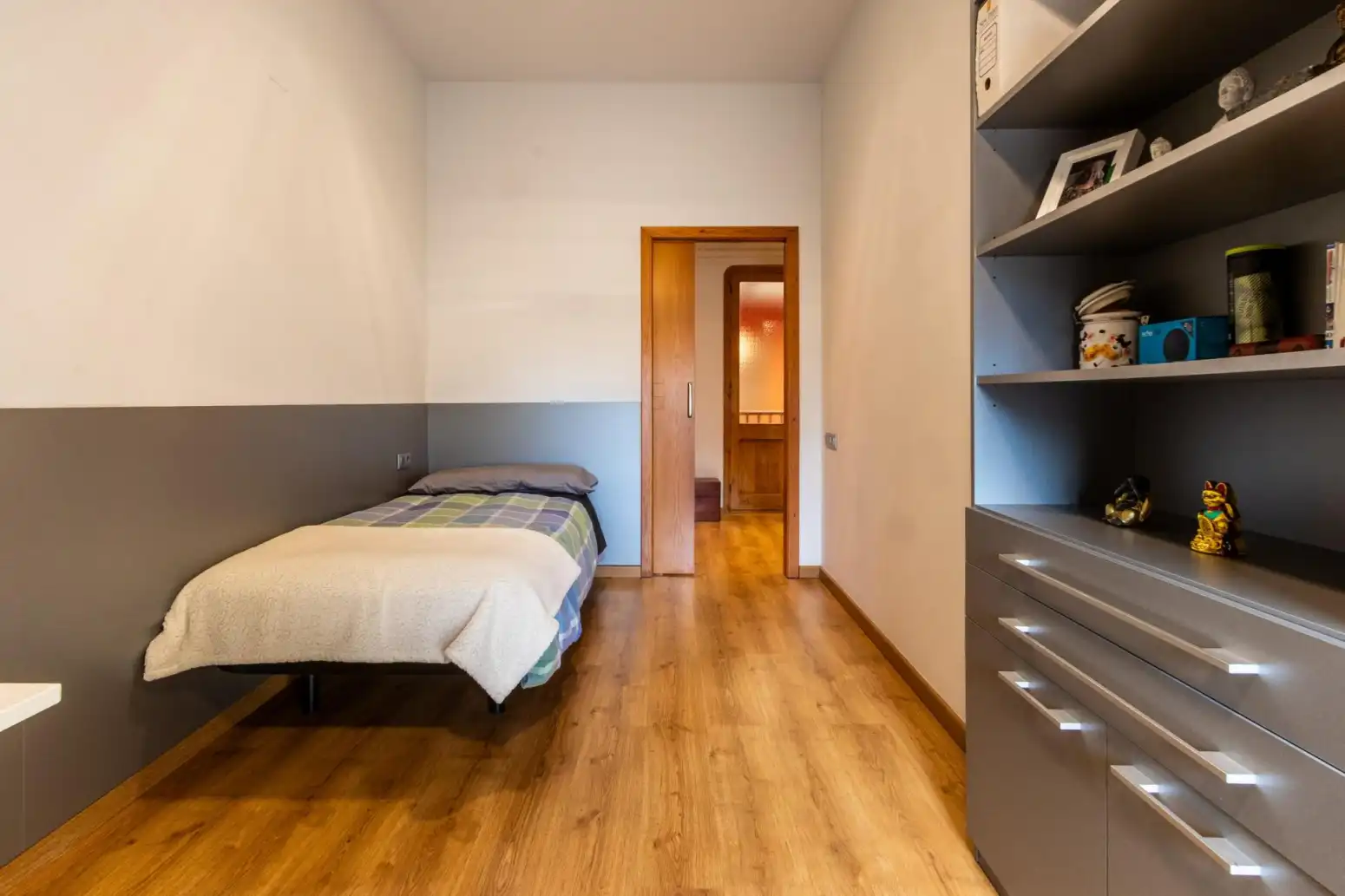 Habitación de Casa adosada en venta en Terrassa con Calefacción, Parquet y Terraza