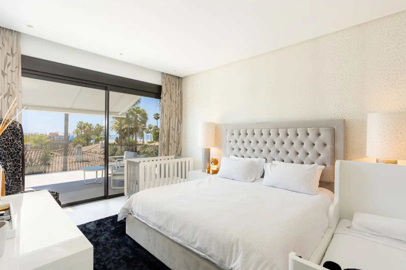 Dormitori de Casa o xalet en venda en Marbella amb Aire condicionat, Jardí privat i Terrassa