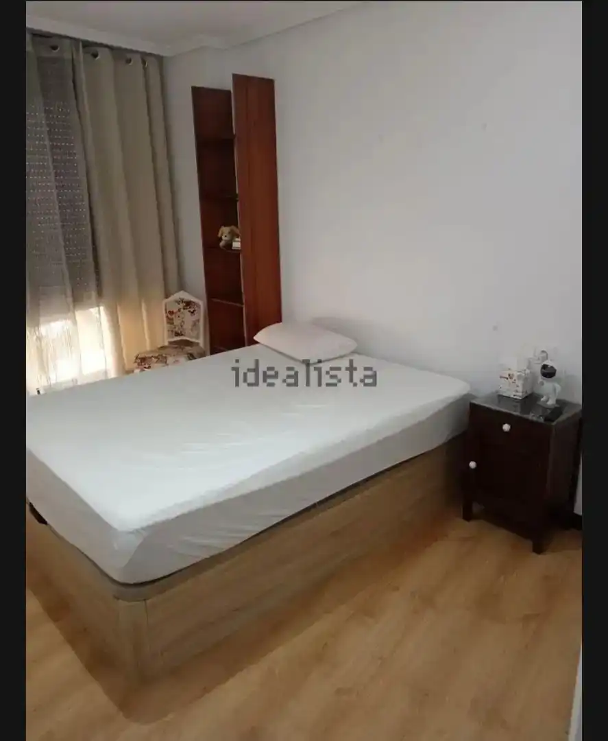 Bedroom of Flat for share in Cee  with Parquet flooring, Furnished and Oven