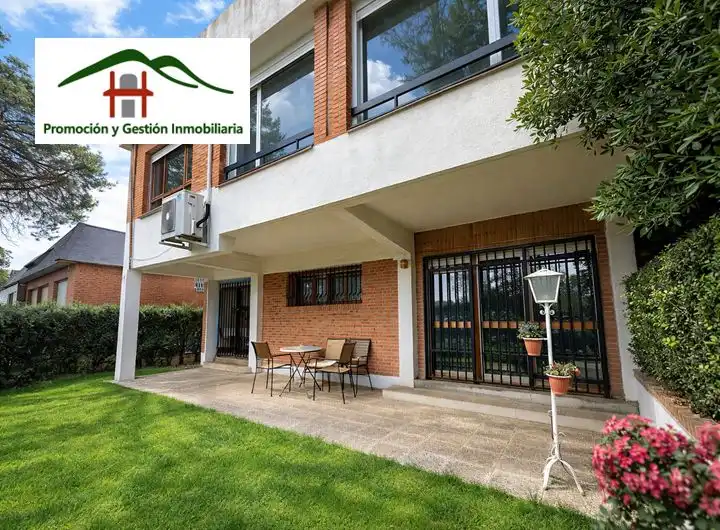 Außenansicht von Einfamilien-Reihenhaus zum Verkauf in Hoyo de Manzanares mit Privatgarten
