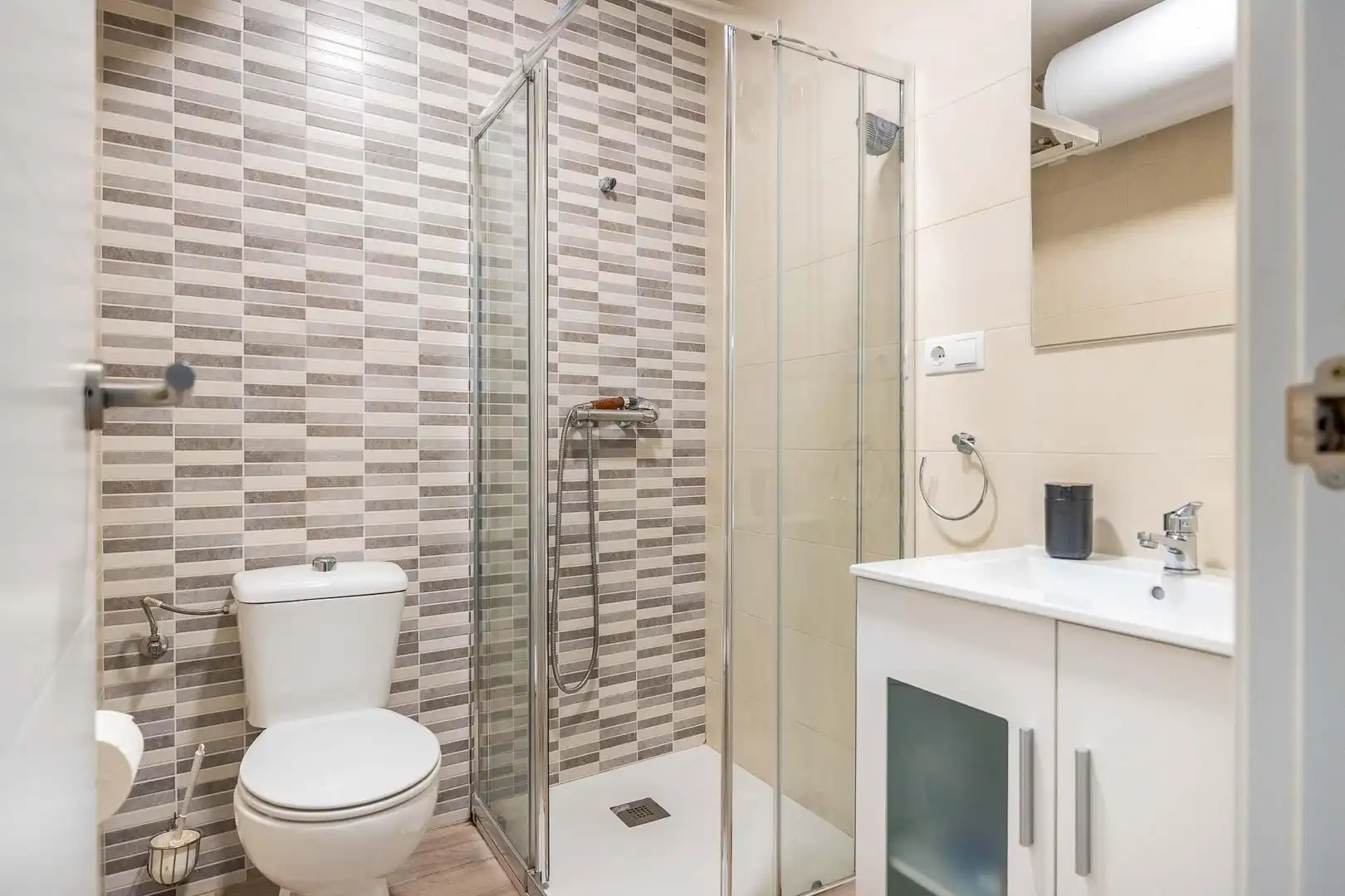Bathroom of Flat for sale in Sevilla  with Air Conditioner, Terrace and Storage room