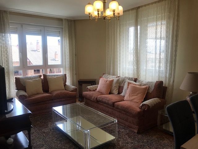 Sala d'estar de Pis de lloguer en  Pamplona / Iruña amb Calefacció, Parquet i Moblat