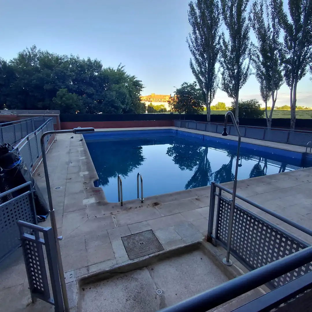 Piscina de Piso en venta en Madrid con Aire acondicionado, Calefacción y Jardín privado