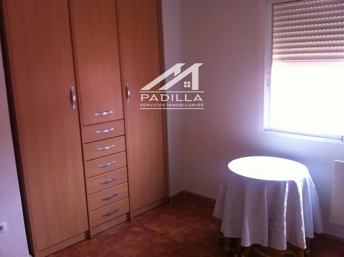 Habitación de Casa adosada en venta en Carmena con Calefacción