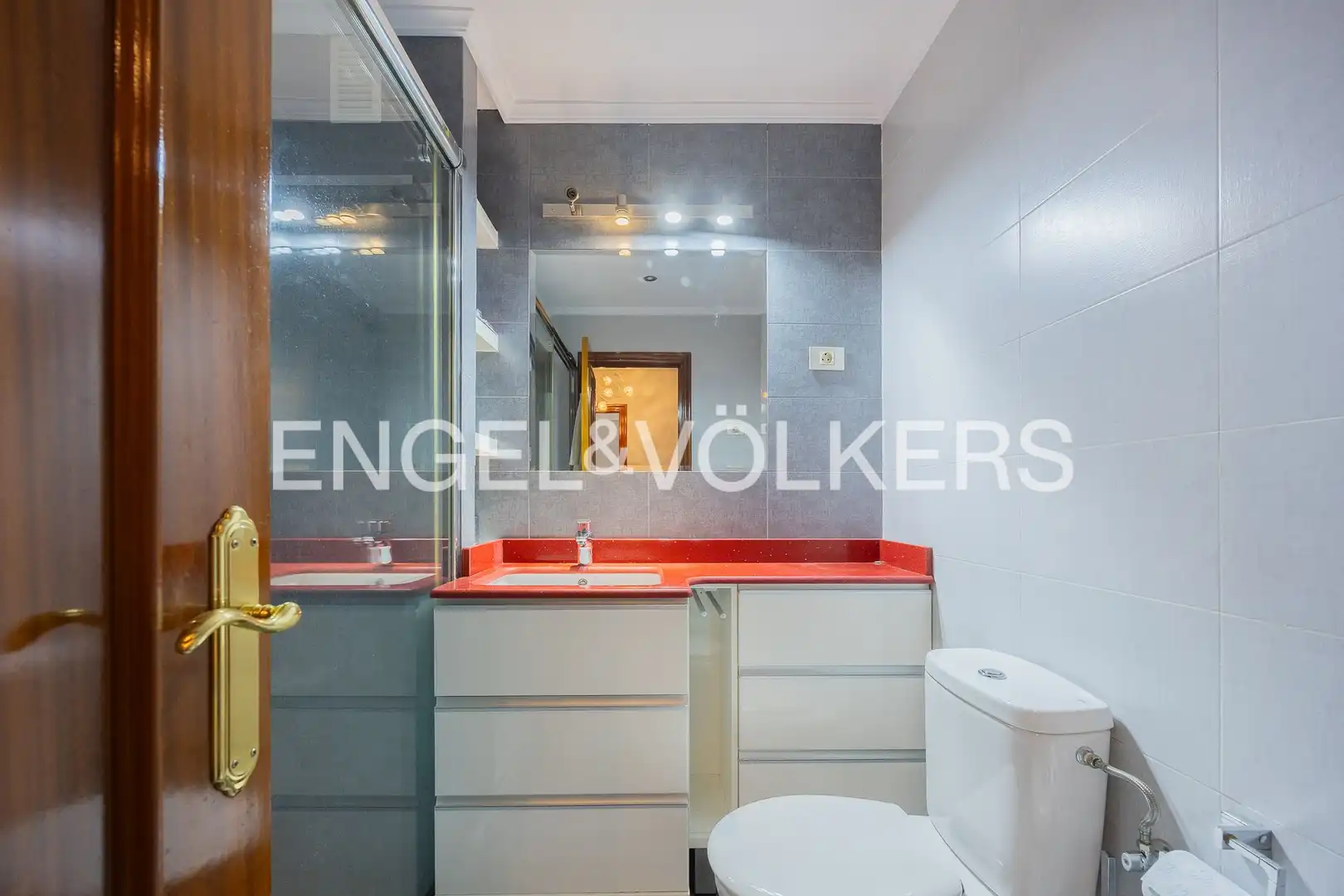 Badezimmer von Wohnung zum Verkauf in Bilbao  mit Heizung, Parkett und Balkon