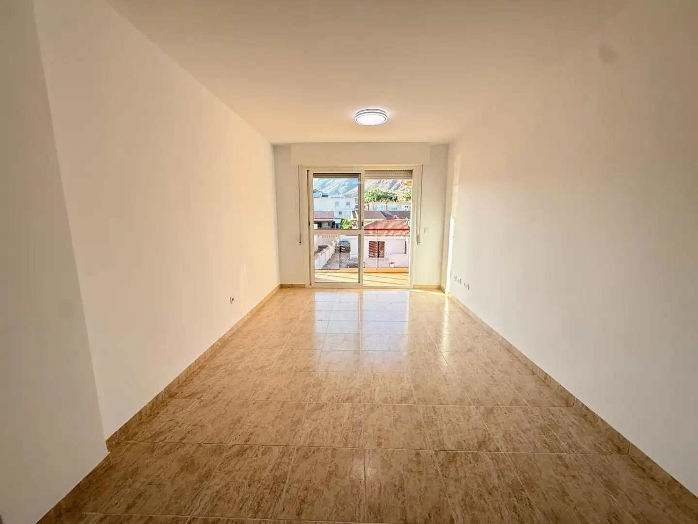 Sala de estar de Piso en venta en Roquetas de Mar con Jardín privado, Terraza y Piscina comunitaria