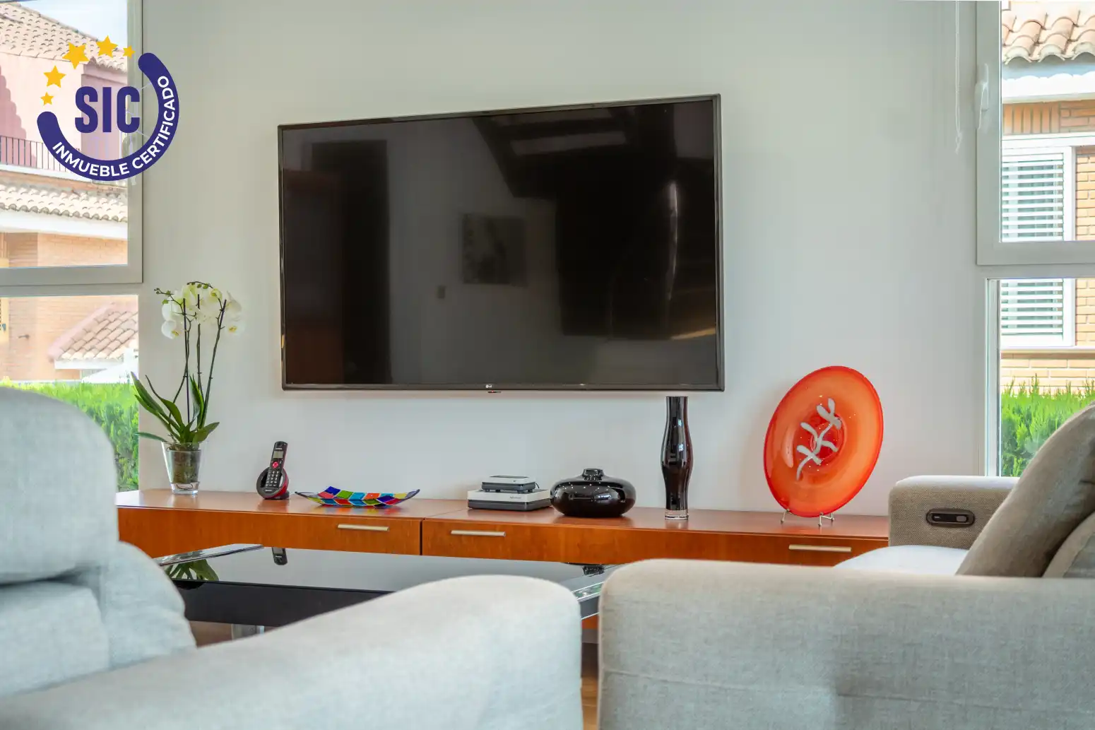 Sala d'estar de Casa adosada en venda en Sagunto / Sagunt amb Aire condicionat, Jardí privat i Parquet
