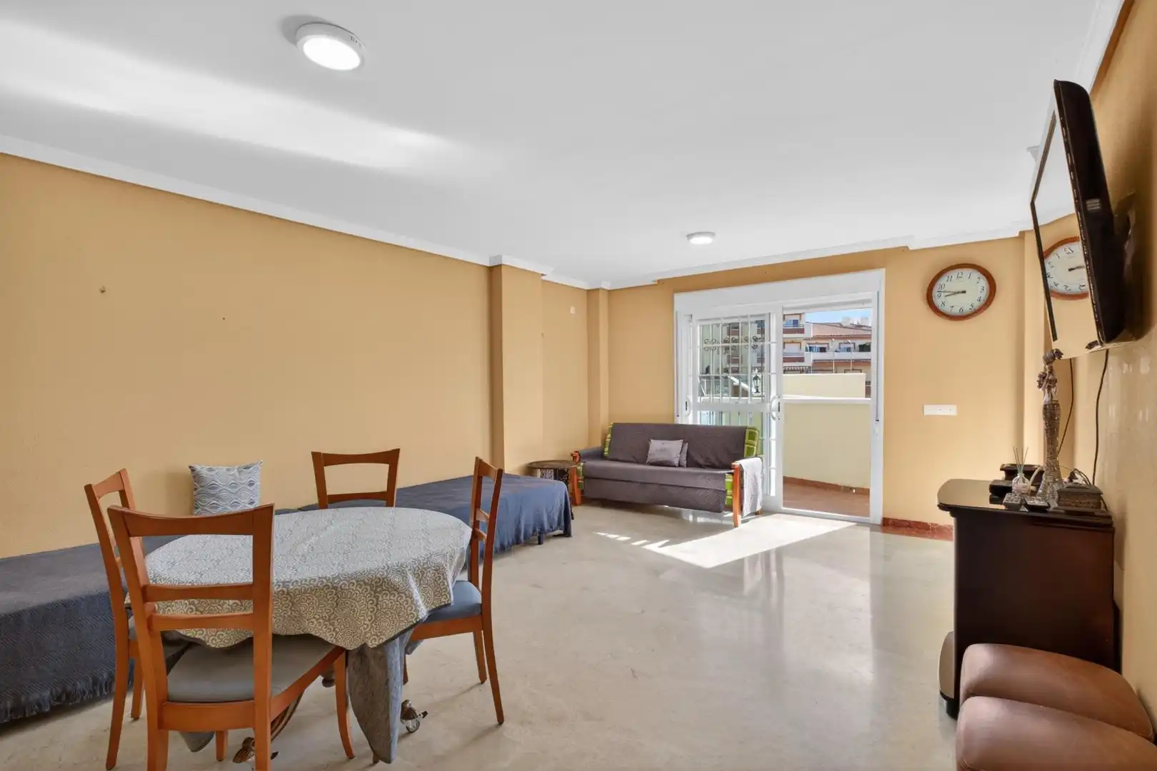 Sala d'estar de Planta baixa en venda en Benalmádena amb Aire condicionat, Jardí privat i Terrassa