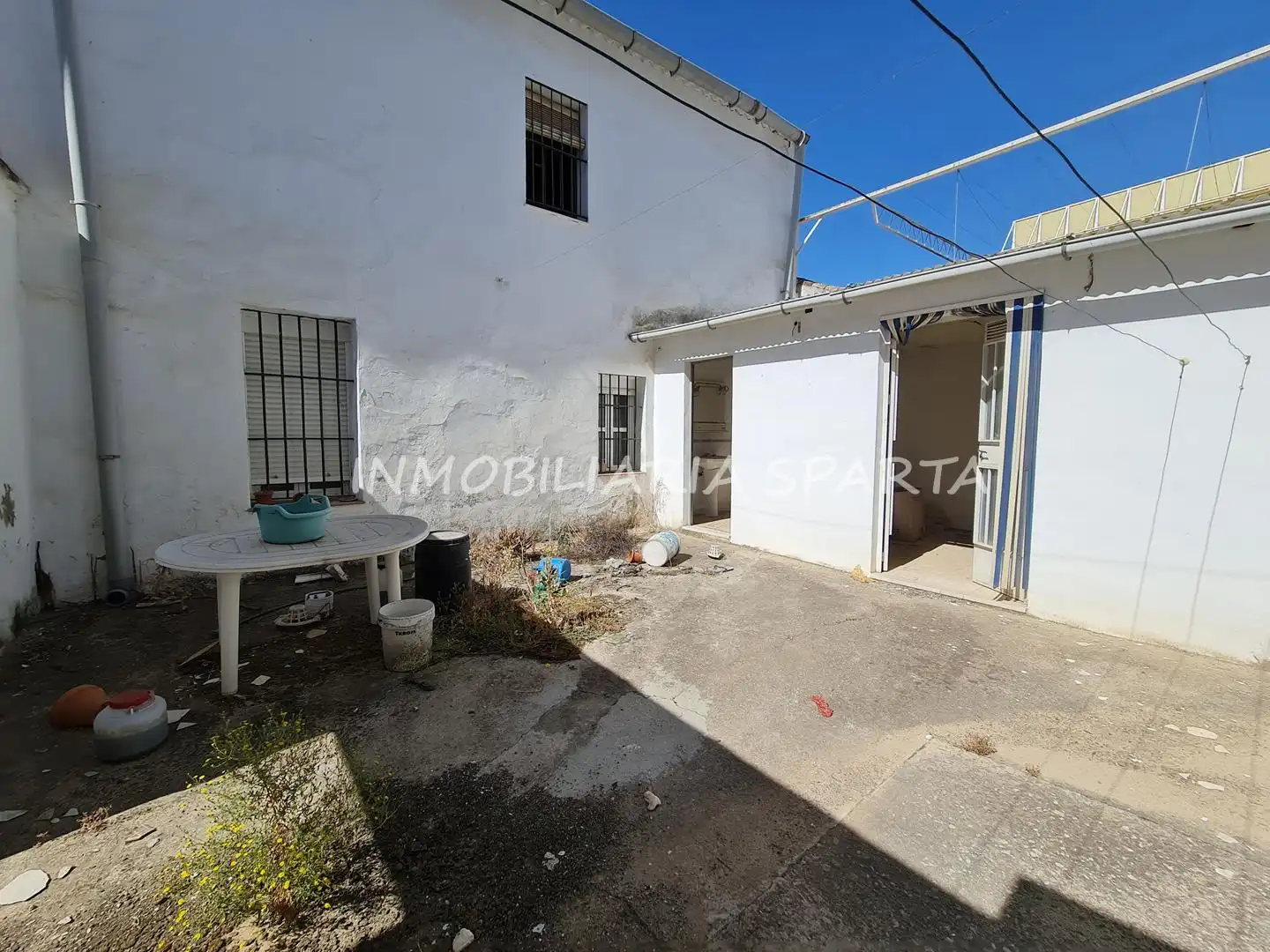 Vista exterior de Casa adosada en venda en Sanlúcar la Mayor amb Jardí privat i Balcó