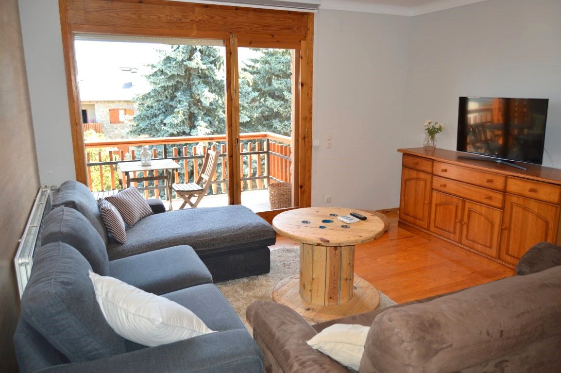 Bedroom of Apartment to rent in Alp  with Heating, Parquet flooring and Terrace