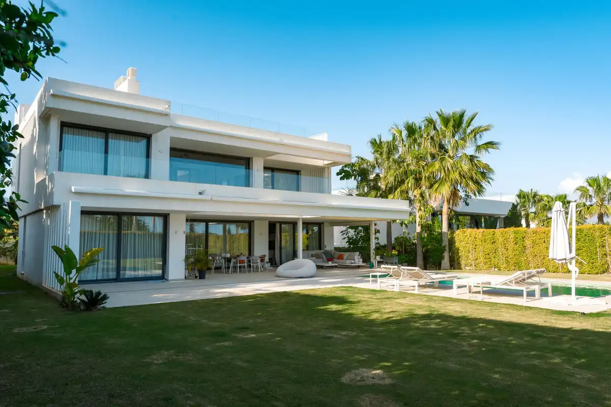 Vista exterior de Casa o chalet de alquiler en Estepona con Jardín privado, Piscina y Alarma