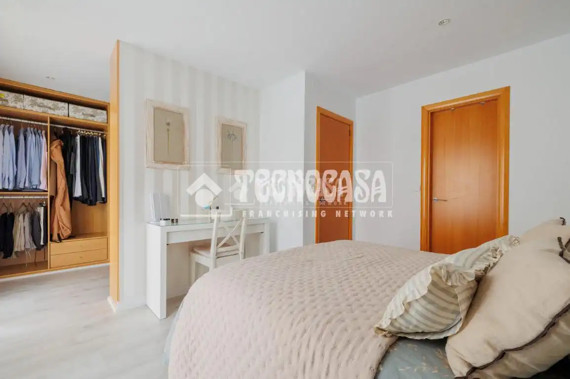 Habitación de Casa adosada en venta en Tres Cantos con Calefacción, Balcón y Piscina comunitaria