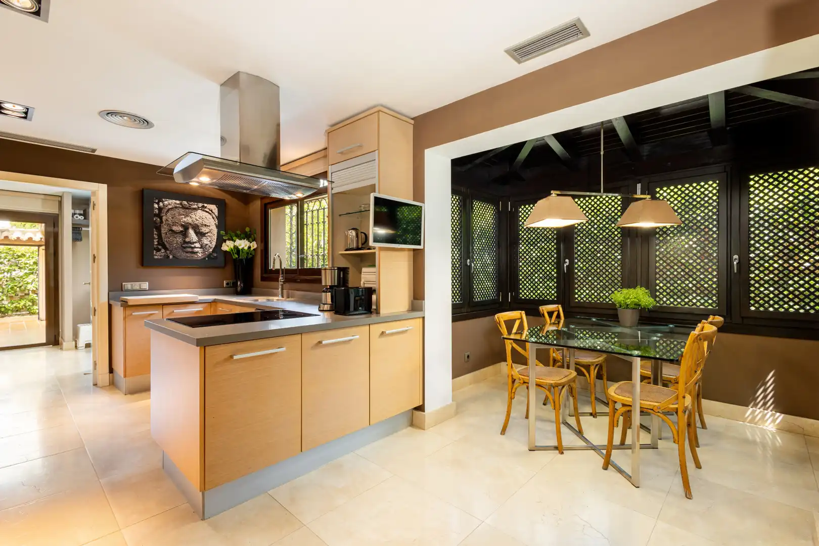 Cuina de Casa o xalet en venda en Marbella amb Aire condicionat, Jardí privat i Terrassa