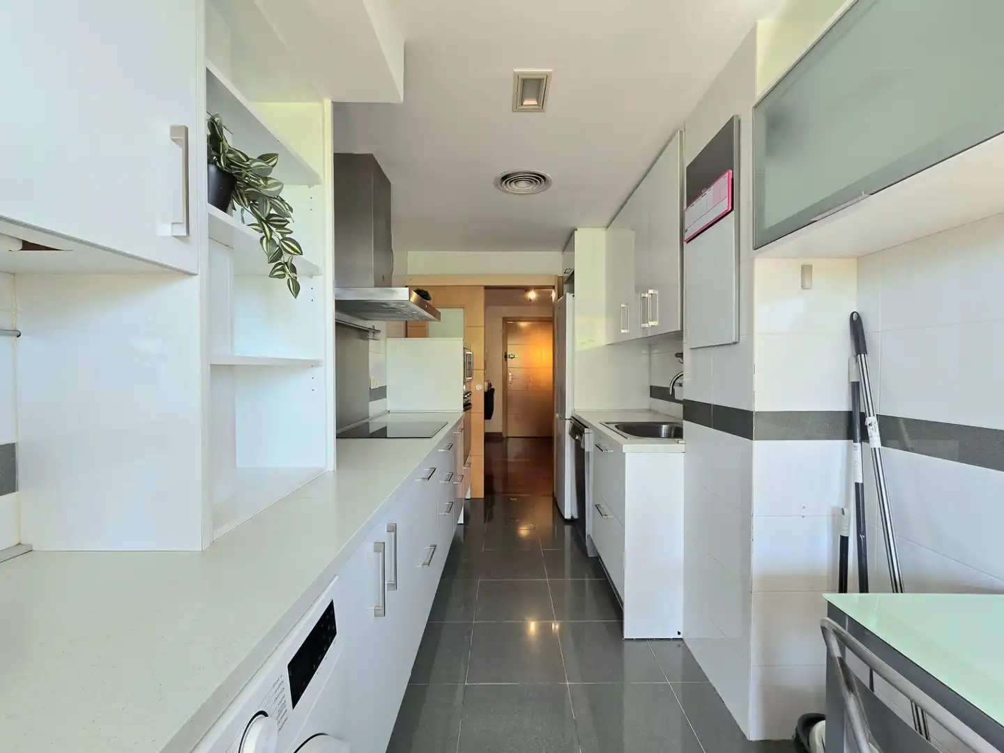 Cocina de Apartamento de alquiler en Torremolinos con Aire acondicionado, Calefacción y Jardín privado