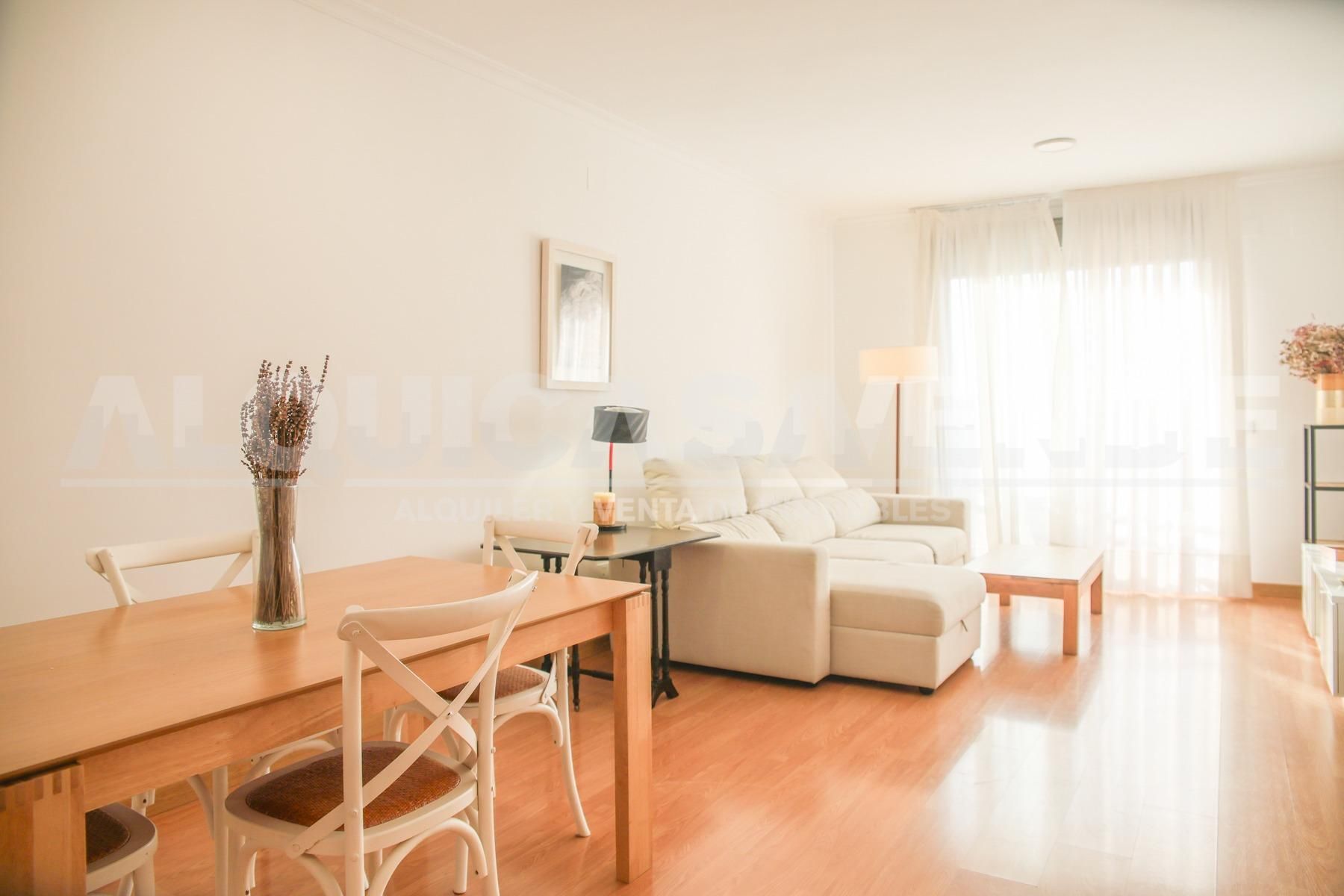 Sala d'estar de Pis de lloguer en  Sevilla Capital amb Aire condicionat i Piscina comunitària