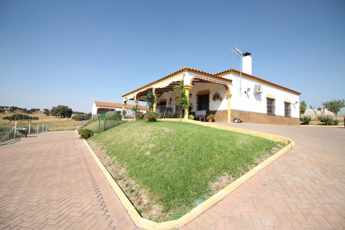 Vista exterior de Casa o xalet en venda en Fuente Obejuna amb Calefacció, Jardí privat i Terrassa